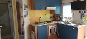 Fridge, oven, stovetop, coffee/tea maker