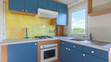 Fridge, oven, stovetop, coffee/tea maker