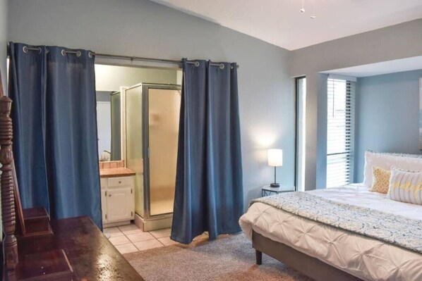 3 habitaciones, escritorio, tabla de planchar con plancha y wifi gratis