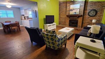 Een televisie en een open haard