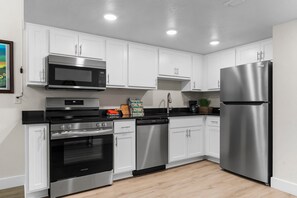 Kühlschrank, Mikrowelle, Ofen, Herdplatte