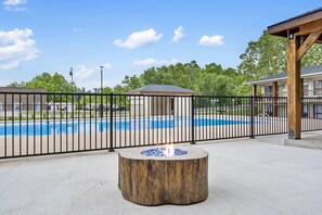 Indoor pool - Creekside Duo Near the Landing (Branson)