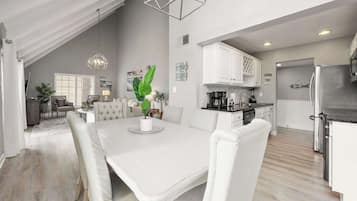 Condo, varias camas, balcón, vista al jardín (Granna's Gulf Getaway) | Interior