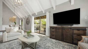 Condo, varias camas, balcón, vista al jardín (Granna's Gulf Getaway) | Área de sala de estar | Televisión de pantalla plana de 42 pulgadas con canales digitales