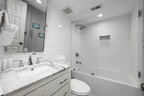 Lägenhet - flera sängar - balkong - utsikt mot trädgården (Granna's Gulf Getaway) | Badrum | Handdukar