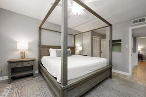 Lägenhet - flera sängar - balkong - utsikt mot trädgården (Granna's Gulf Getaway) | 3 sovrum, individuell inredning och unika möbler