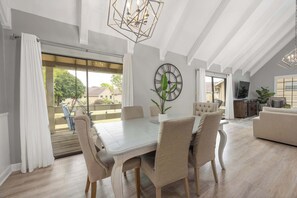 Lägenhet - flera sängar - balkong - utsikt mot trädgården (Granna's Gulf Getaway) | Restauranger