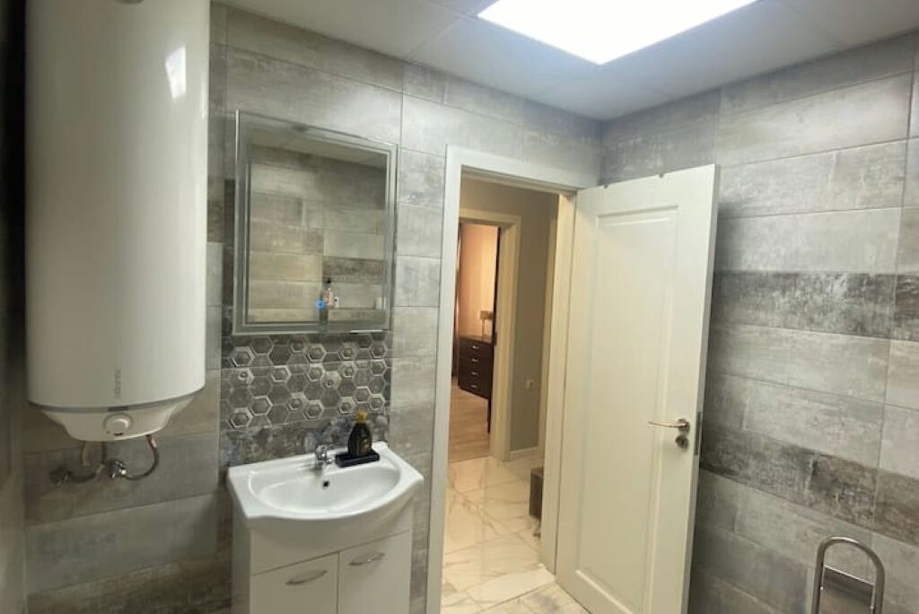 Douche, sèche-cheveux, serviettes fournies, papier toilette