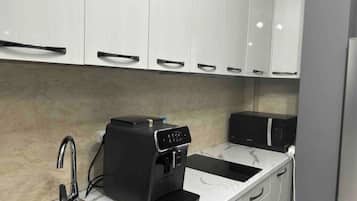 Microondas, horno, placa de cocina, lavavajillas