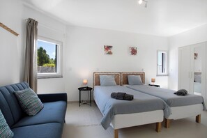 1 bedroom, WiFi, bed sheets - Room 'Earth' with Mountain View, Shared Pool and Wi-Fi (Lourinhã)