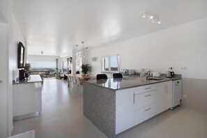 Fridge, microwave, oven, stovetop - Room 'Mars' with Mountain View, Shared Pool and Wi-Fi Access (Lourinhã)