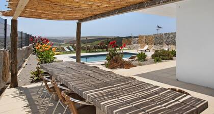 'Moon' Room with Mountain View, Shared Pool and Wi-Fi Access