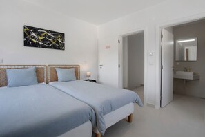 1 bedroom, WiFi, bed sheets - 'Sun' Room with Mountain View, Shared Pool and Wi-Fi Access (Lourinhã)