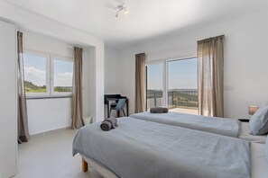1 bedroom, WiFi, bed sheets - 'Venus' Room with Mountain View, Shared Pool and Wi-Fi Access (Lourinhã)