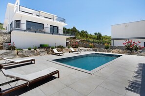 Pool - 'Venus' Room with Mountain View, Shared Pool and Wi-Fi Access (Lourinhã)