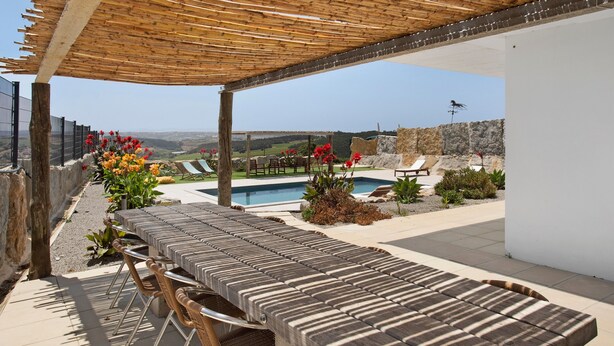 An outdoor patio with a pool, lounge chairs, and a view of the landscape. - 'Venus' Room with Mountain View, Shared Pool and Wi-Fi Access (Lourinhã)