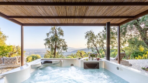 A hot tub with a view of mountains and trees. - Smart Panoramic Farmhouse Jacuzzi in Montecatini Alto (Montecatini alto)