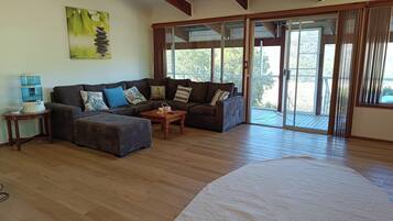 Smart-TV, Kamin, Videospiele, BĂŒcher