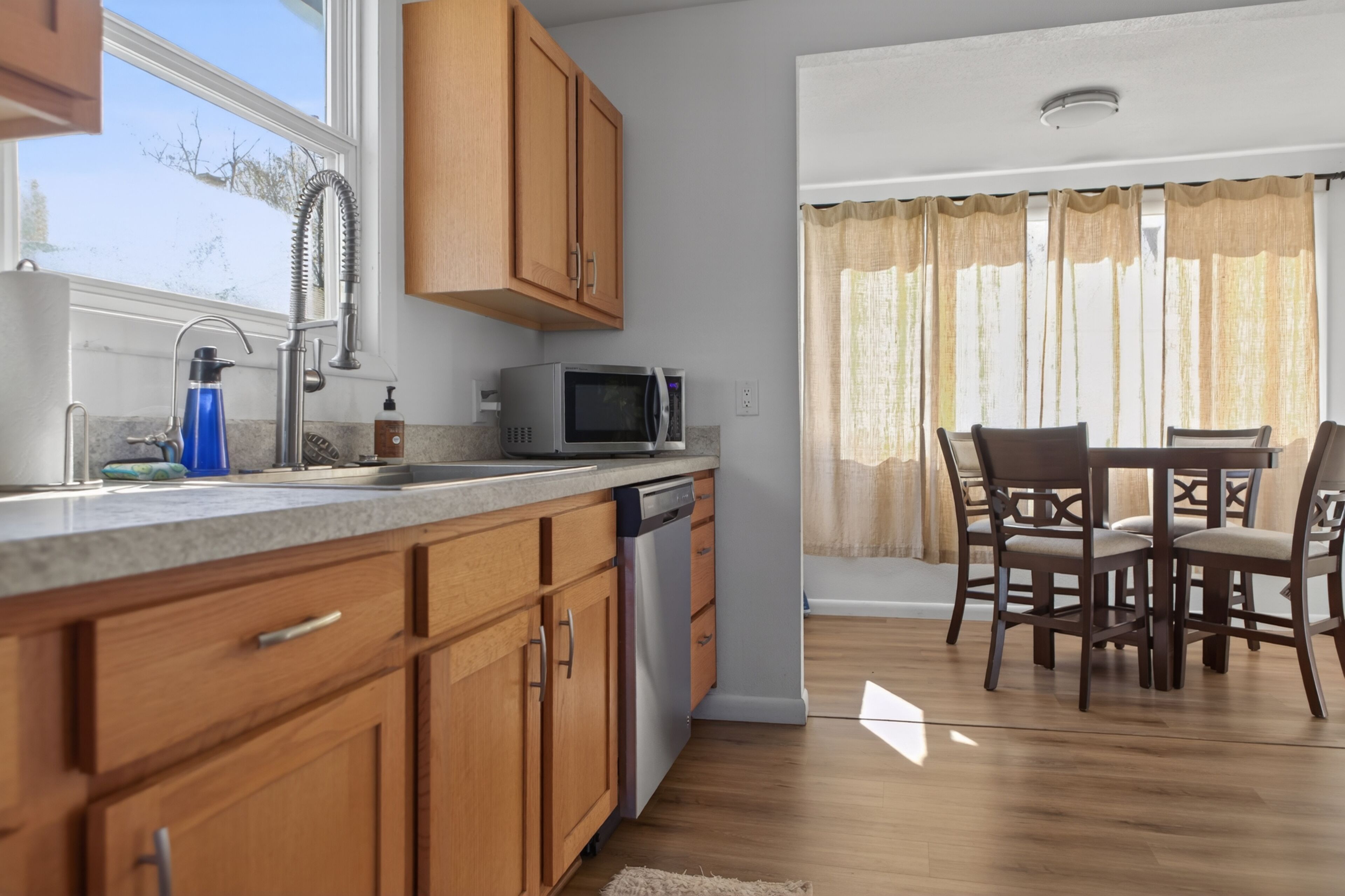 Mikrobølgeovn, ovn, kokeplater og oppvaskmaskin