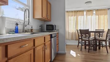 Mikrobølgeovn, ovn, kokeplater og oppvaskmaskin