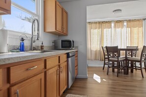 Microwave, oven, stovetop, dishwasher - Hot Tub with carport 2 Bed Stay Near Downtown (Billings)