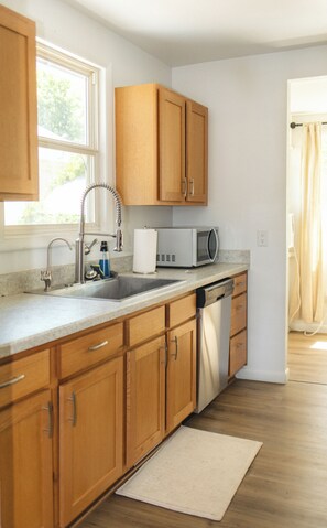 Microondas, horno, placa de cocina, lavavajillas