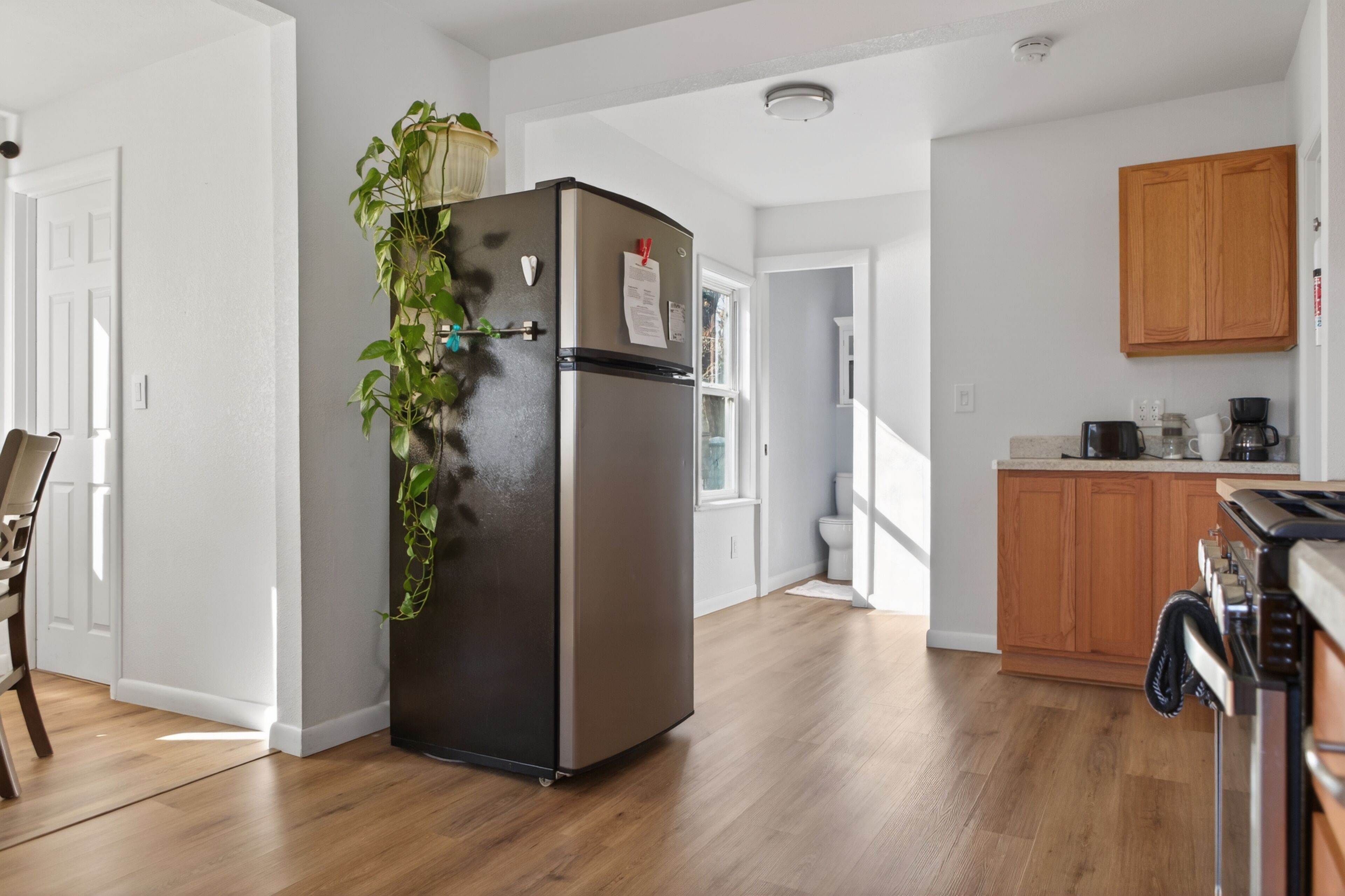 Mikrobølgeovn, ovn, kokeplater og oppvaskmaskin