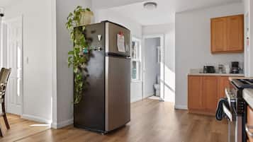 Mikrobølgeovn, ovn, kokeplater og oppvaskmaskin