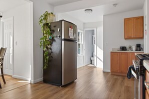 Microwave, oven, stovetop, dishwasher - Hot Tub with carport 2 Bed Stay Near Downtown (Billings)