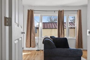 Smart TV, fireplace - Hot Tub with carport 2 Bed Stay Near Downtown (Billings)