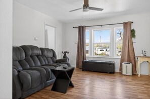 Smart TV, fireplace - Hot Tub with carport 2 Bed Stay Near Downtown (Billings)