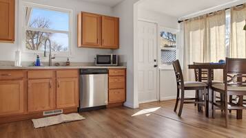 Mikrowelle, Ofen, Herdplatte, Geschirrspüler