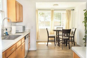 Micro-ondes, four, plaque de cuisson, lave-vaisselle