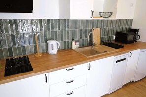 Refrigerador, microondas, parrilla de estufa y lavavajillas 