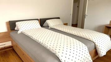 2 habitaciones, cuna de viaje, wifi gratis y ropa de cama
