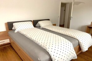 2 slaapkamers, reisbedje, gratis wifi, beddengoed