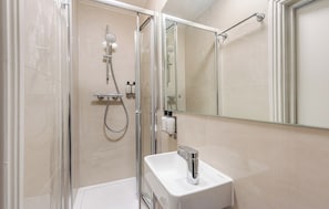 Free toiletries, towels, soap, shampoo - The Norfolk (London)