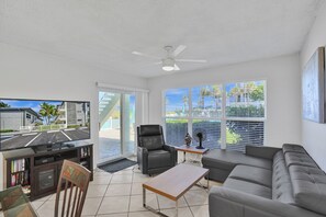 Living area - Beachside Bliss – Steps from the Sand: Discounted! (Lauderdale-by-the-Sea)