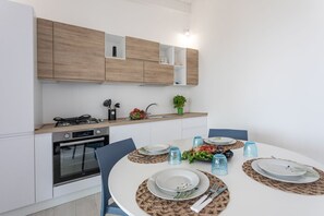 Kühlschrank, Mikrowelle, Ofen, Herdplatte