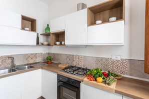 Een koelkast, een magnetron, een oven, een kookplaat