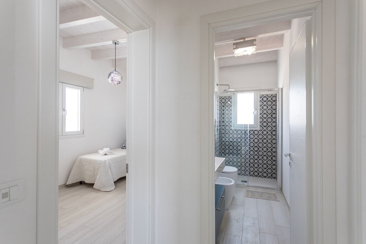 Shower, bidet, towels