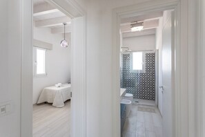 Regadera, bidet, toallas 