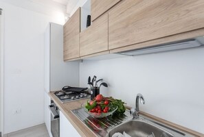 Réfrigérateur, micro-ondes, plaque de cuisson, cafetière/bouilloire