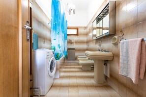 Regadera, bidet, toallas 