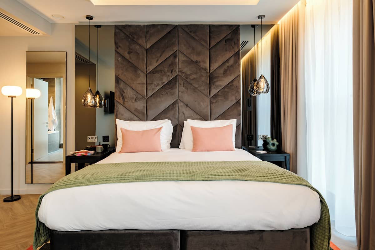 Studio | Hypo-allergenic bedding, in-room safe, iron/ironing board, free WiFi