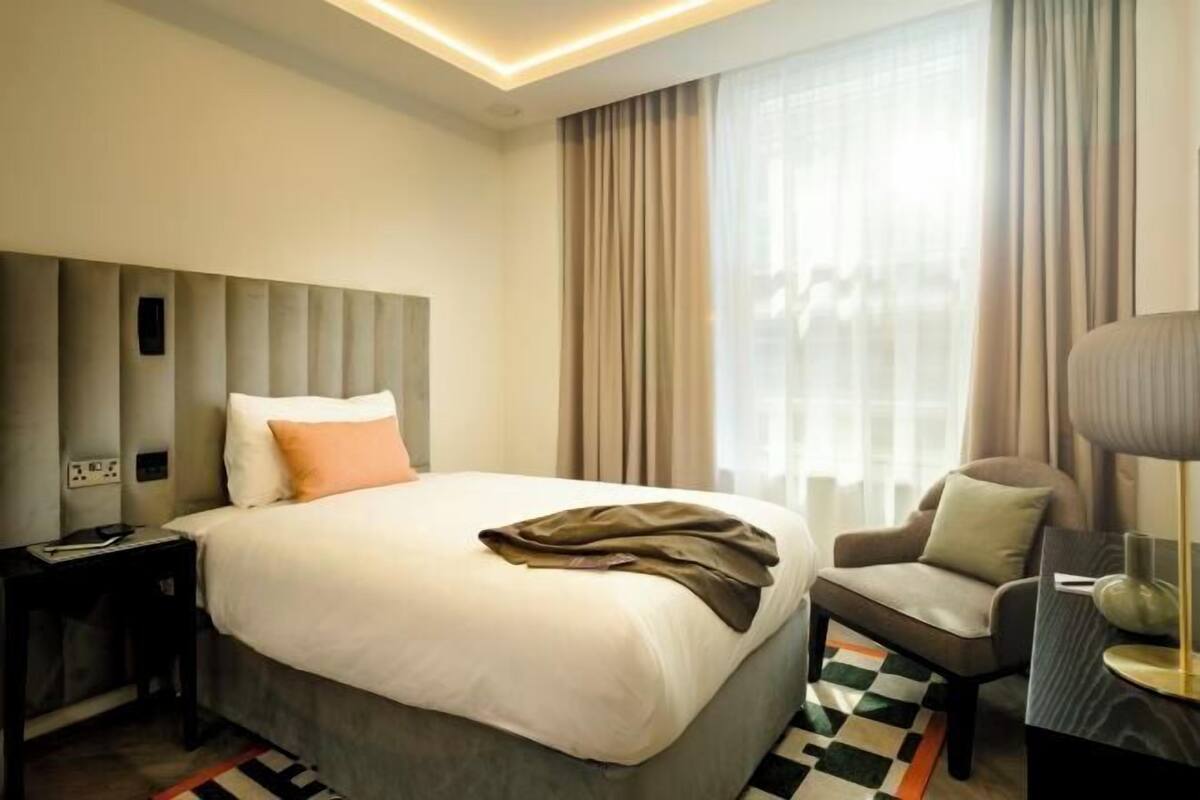 Hypo-allergenic bedding, in-room safe, iron/ironing board, free WiFi