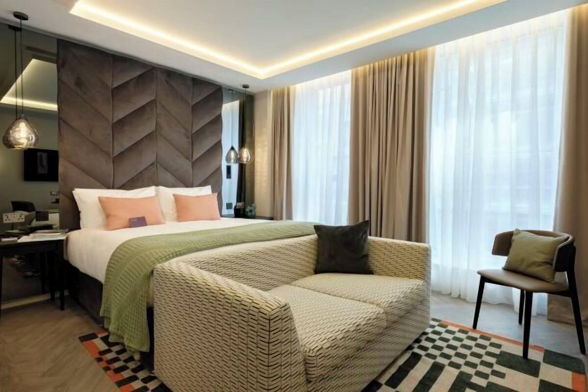 Hypo-allergenic bedding, in-room safe, iron/ironing board, free WiFi