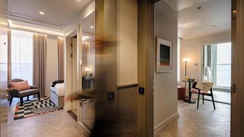 Hypo-allergenic bedding, in-room safe, iron/ironing board, free WiFi