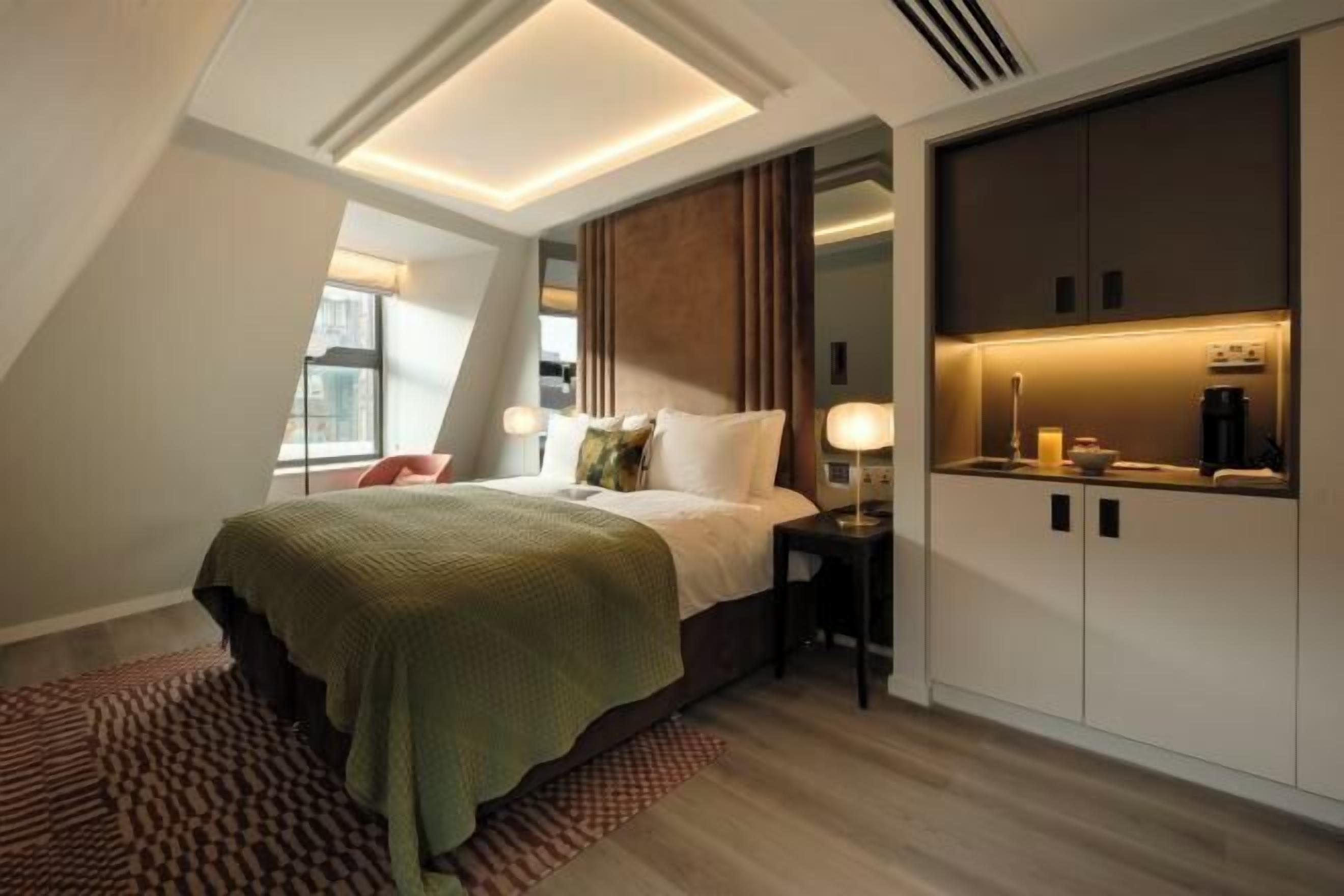 Ropa de cama hipoalergénica y caja de seguridad en la habitación 