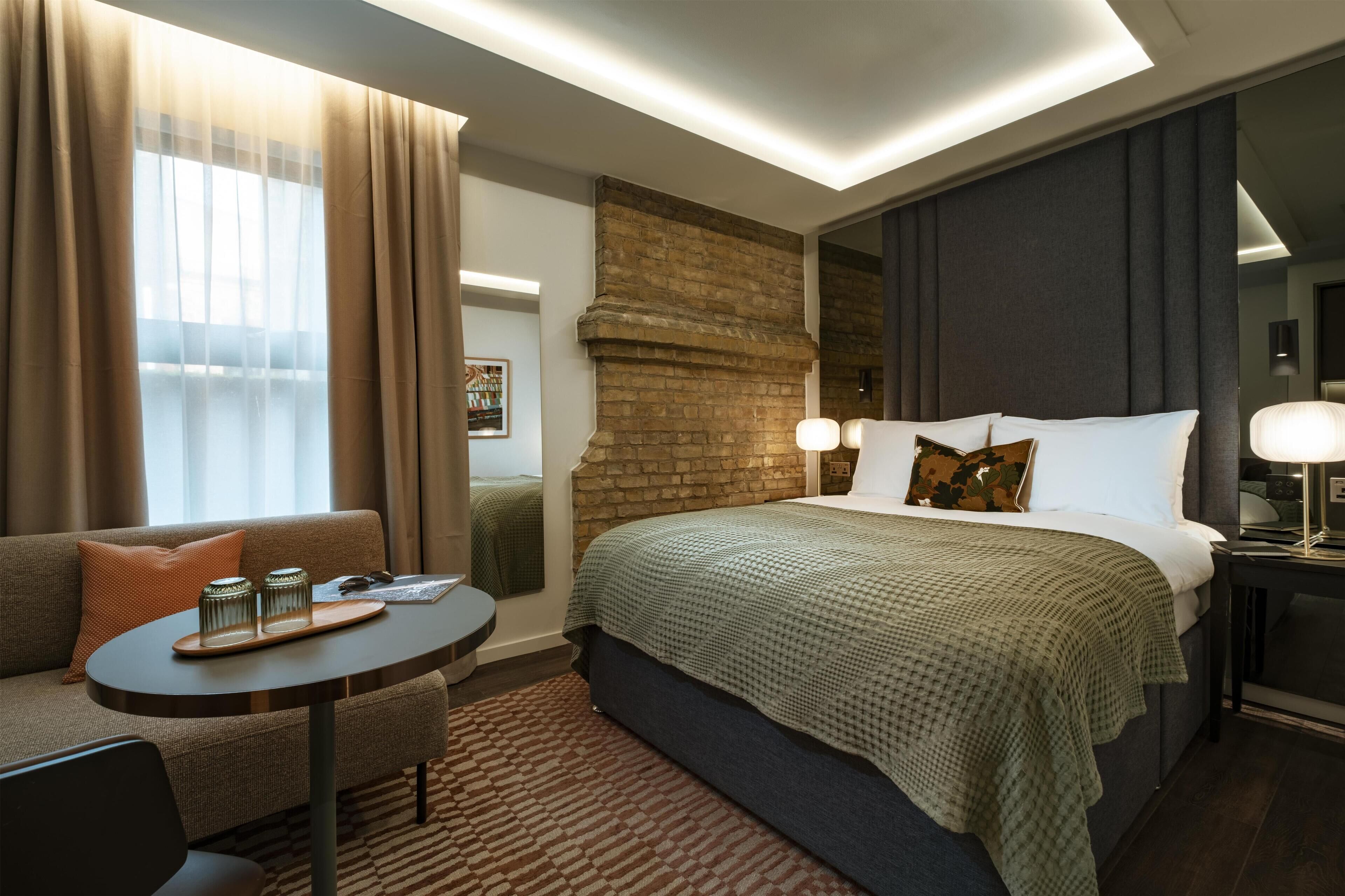 Ropa de cama hipoalergénica y caja de seguridad en la habitación 